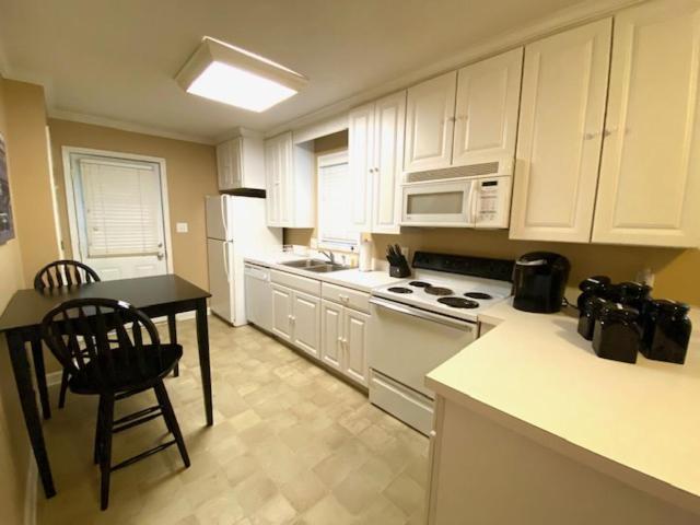 Trendy 2Bed 2 Bath Villa In The Village With King Bed Raleigh Exterior photo