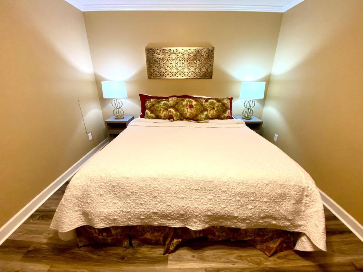 Trendy 2Bed 2 Bath Villa In The Village With King Bed Raleigh Exterior photo